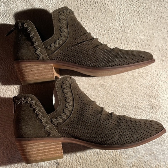 Vince Camuto Suede Ankle Booties. NWOT - Picture 4 of 6